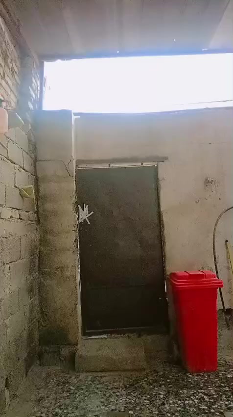 السلام عليكم  بيت للبيع بشارع ١٥ بين الشيشان والوسط مساحه 150 متر بيه غرفه واستقبال وترك وممر مساحه كلش جبيره مع غرفه اخشاب تبقه وياه الي يحب يتفضل خاص سعره 42 بيه مجال بسيط ***********
