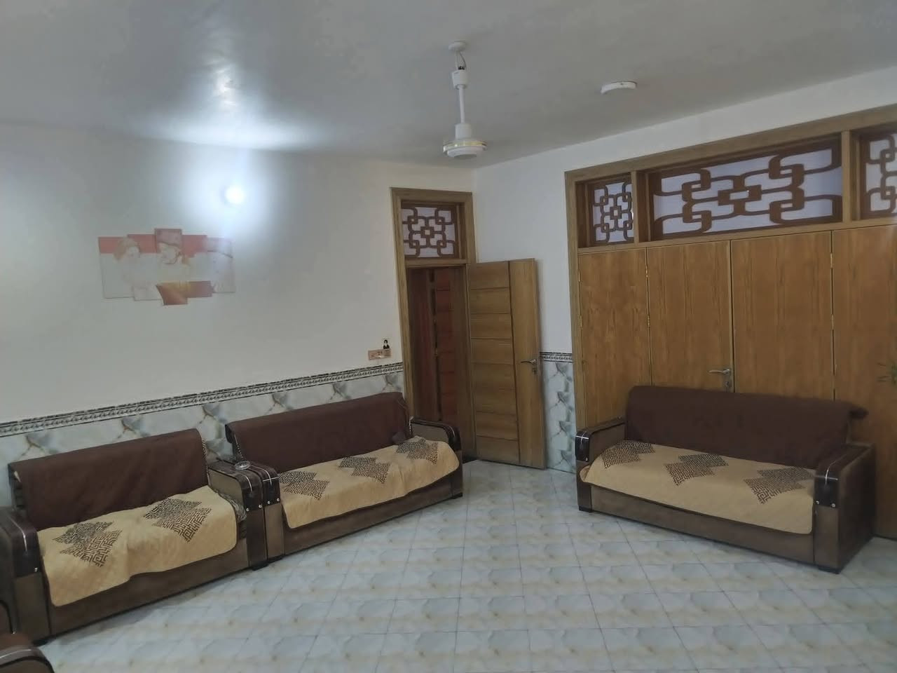 سلام عليكم 
بيت البيع طابو زراعي سند 25
مساحه الكلي 375 واجه 15  نزال 25الطابق الاول متكون من 
استقبال وصاله وهول وغرفة نوم 
ومطبخ  ومجمع صحيات 
الطابق الثاني متكون من 
ثلاثه غرف نوم  وهول ومجمع صحيات 
العنوان  حله نادر اوله على خدمي قرب مدرسه فضه
بل شارع رسول اعضم 
خدمات كامله من ماء اساله +كهرباء +مولد +وطني + تبليط•عرض الشارع ١٠ متر  +مجمع مدارس _روضه اطفال +بتدائيه +متوسطة +عداديه +ستفسار على الرقم***********- او الصفحه
