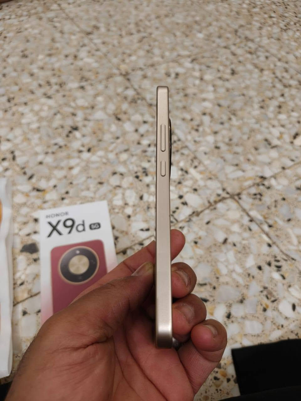هونر x9d استعمال قليل جدا على وضع الوكاله مع ملحقاته الكارتون والساحن الاصلي 66واط حتى العلاگه بعدها
المكان حله قرب البوابه الجنوبيه 
السعر 415 الف 
للاستفسار الاتصال ***********
