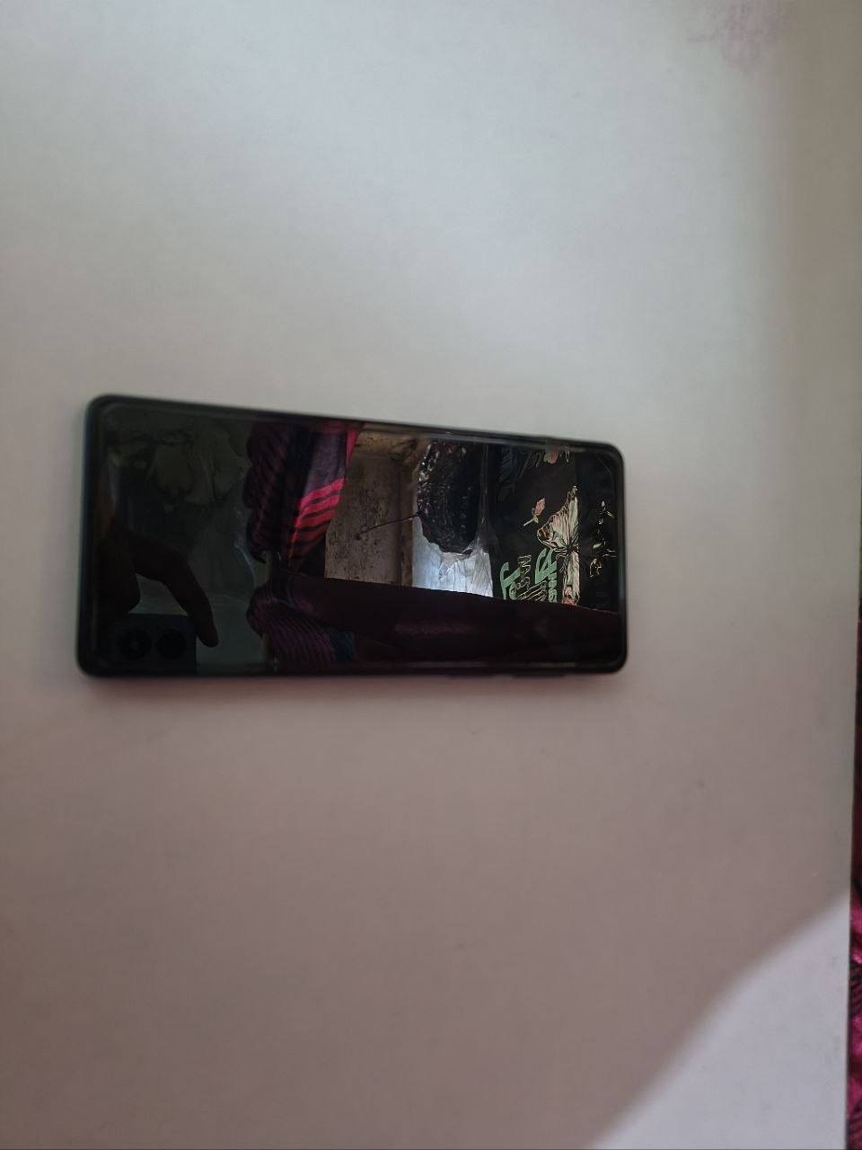 الجهاز: Motorola Edge 20 Pro (موتورولا إيدج 20 برو).
الذاكرة والتخزين: 256 جيجابايت مع 12 جيجا رام (أداء وحش وخفيف جداً).
​المعالج: Snapdragon 870 (يشغل أقوى الألعاب بسلاسة تامة).
​الشاشة: OLED بمعدل تحديث 144Hz ألوان خرافية وسلاسة تامة.
​الكاميرا: 108 ميجابكسل مع تقريب بصري حقيقي 5x (زوم احترافي).
​النظام: نظام رسمي مستقر ومحدث لأندرويد 13 (جهاز رسمي 100% غير ملعوب بالسوتفوير ومقفل بالكامل).
​حالة الجهاز:
الجهاز نظيف جداً من ناحية الشكل الخارجي والشاشة (هاردوير ممتاز وبدون أي عيوب أو كسر)
​السعر المطلوب: [250,000دينار عراقي]
​المكان: بغداد:البلديات:قرب اذاعة العهد
​للتواصل والاستفسار يرجى المراسلة على الخاص
ملاحظة جميع اغراضة متوفرة رأس الشاحن لاصلي والعلبة والحافظة 
وسرعة شحن67واط يعني 15الى30دقيقة يشحن100


**إذا كنت صاحب هذا الإعلان وتريد حذفه لأي سبب، رجاءا أرسل رسالة إلى الدعم الفني**
