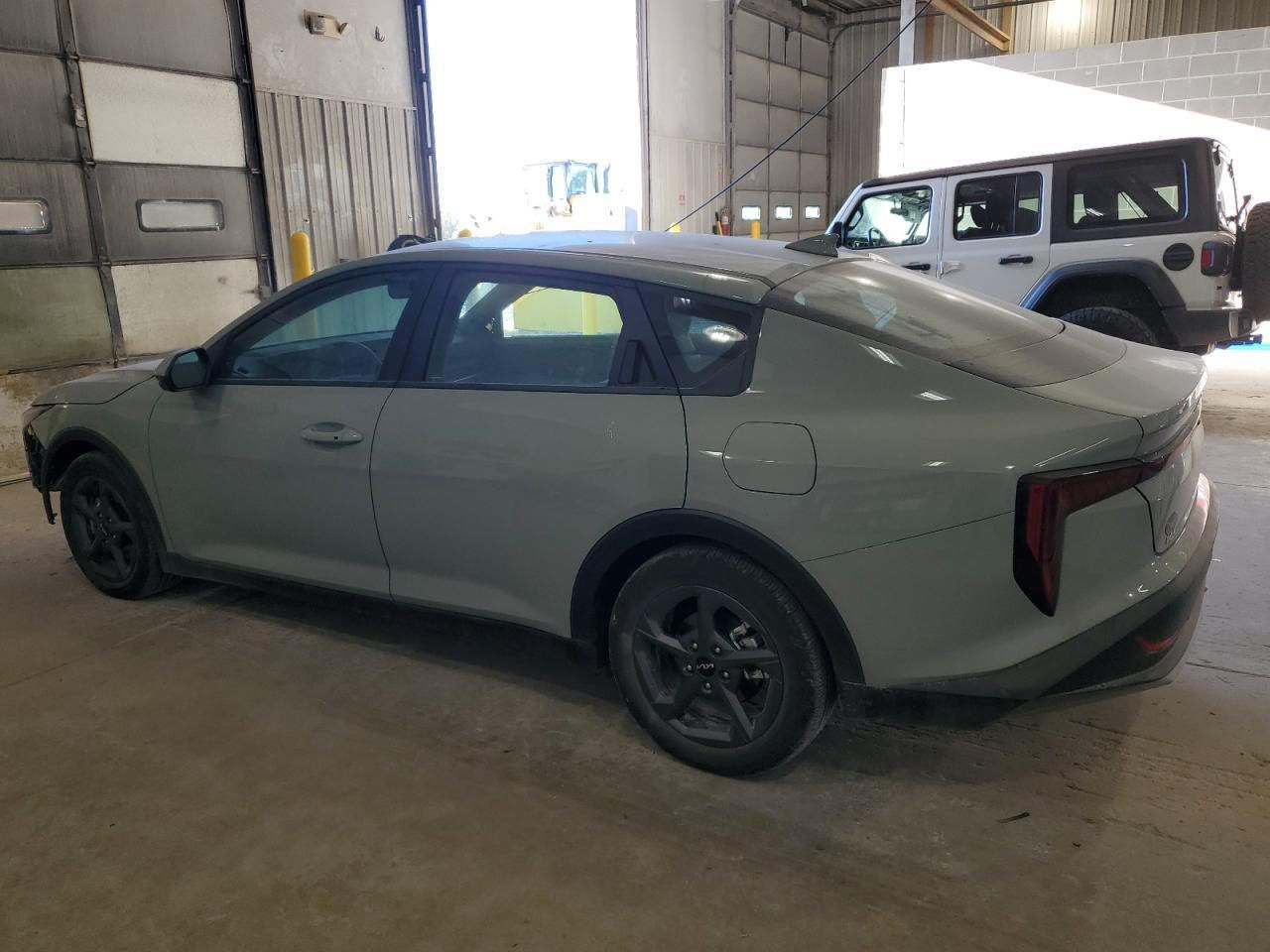 كيا K4 موديل 2024 بدون ايرباك ماشية 14 الف صور الحادث محرك 2000 دوش موضح بل صور جاملغ وحافة البنيد كفالة بدون دواخل كفالة من الصبغ والايرباك والشواصي واللغود والغرق فقط حادث امريكا مواصفات بصمة تشغيل عن بعد سايد بريك بصمة شحن لاسلكي رادار امامي اشاير بل مري رادار جانبي بل مري 🇯🇴 السيارة حاليا نازلة في عمان المنطقة الحرة توصل بغداد بعد الاتفاق 5 أيام تريد مطروح عمان ترهم تريد واصل بغداد ترهم تريد على كتاب الشهداء هم ترهم __ ***********__ بغداد 
( ملاحضة ) السيارة حاليا ب عمان المنطقة الحرة على وضعها تدخل ب إسم المشتري
