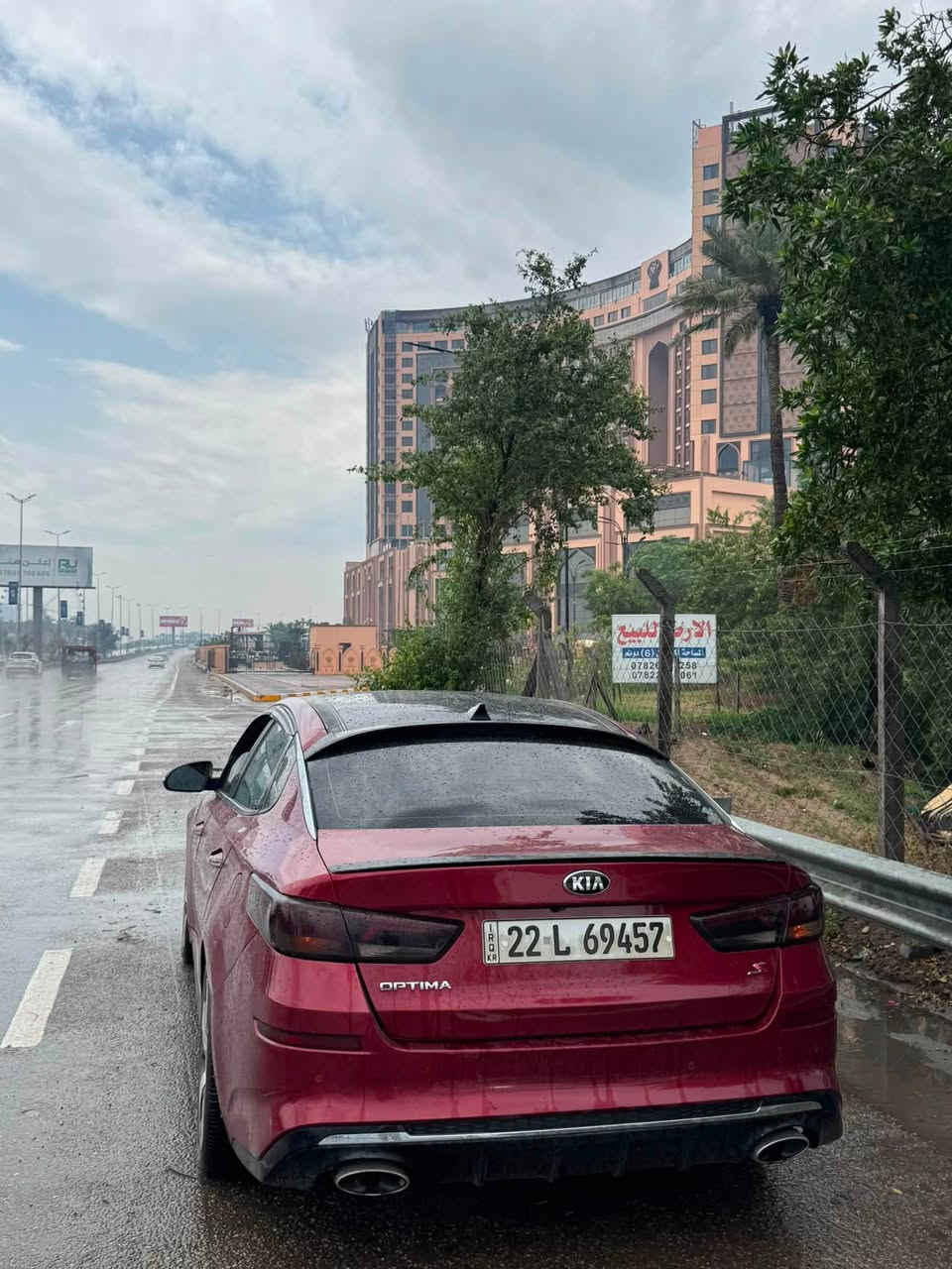 السلام عليكم..
سيارة كيا أوبتما (Kia Optima) موديل 2019، فئة S الرياضية، معلايه كازكيت فقط للبيع. السيارة وارد أمريكي وبحالة ممتازة  
المواصفات:
• المحرك: 2400 GDI، 
• المظهر :فئة S المعروفة بلمساتها الرياضية، ويل 18 بلادي، دعاميات رياضية، جناح خلفي، ولايتات LED نهارية.
• الداخلية: مقاعد جلد وقماش (نظيفة جداً)، شاشة كبيرة تدعم Apple CarPlay و Android Auto، تحكم ستيرن كامل، تشغيل بصمة.
• الأنظمة الذكية: رادار جانبي (نقطة عمياء)، رادار خروج عن المسار، رادار تصادم أمامي، وحساسات خلفية .
• السيارة ماشية [ 66 الف] ميل.
الحادث : [خفيف جاملغ  فقط بدون دواخل ايرباك سليم سياره حلوه قطعتين كلير امريكا وحده تبديل مال حادث
السعر: ( 137 )
المكان: [ بغداد ]
للاستفسار والاتصال:***********
***********
