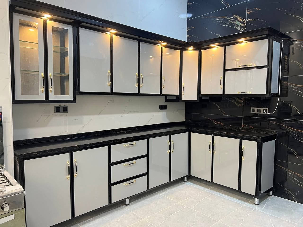 احدى اعمالنا بلون الرصاصي مع المرمر الاسود الصناعي ثقيل 
داخل خارج المنيوم عالي جوده محشه بلخشب للقوه والمتانه 
اسعرنا تنافسيه ثابته 
للاستفسار عن الاسعار مراسله الصفحه او الاتصال على رقم *********** او مراسله على واتس اب
