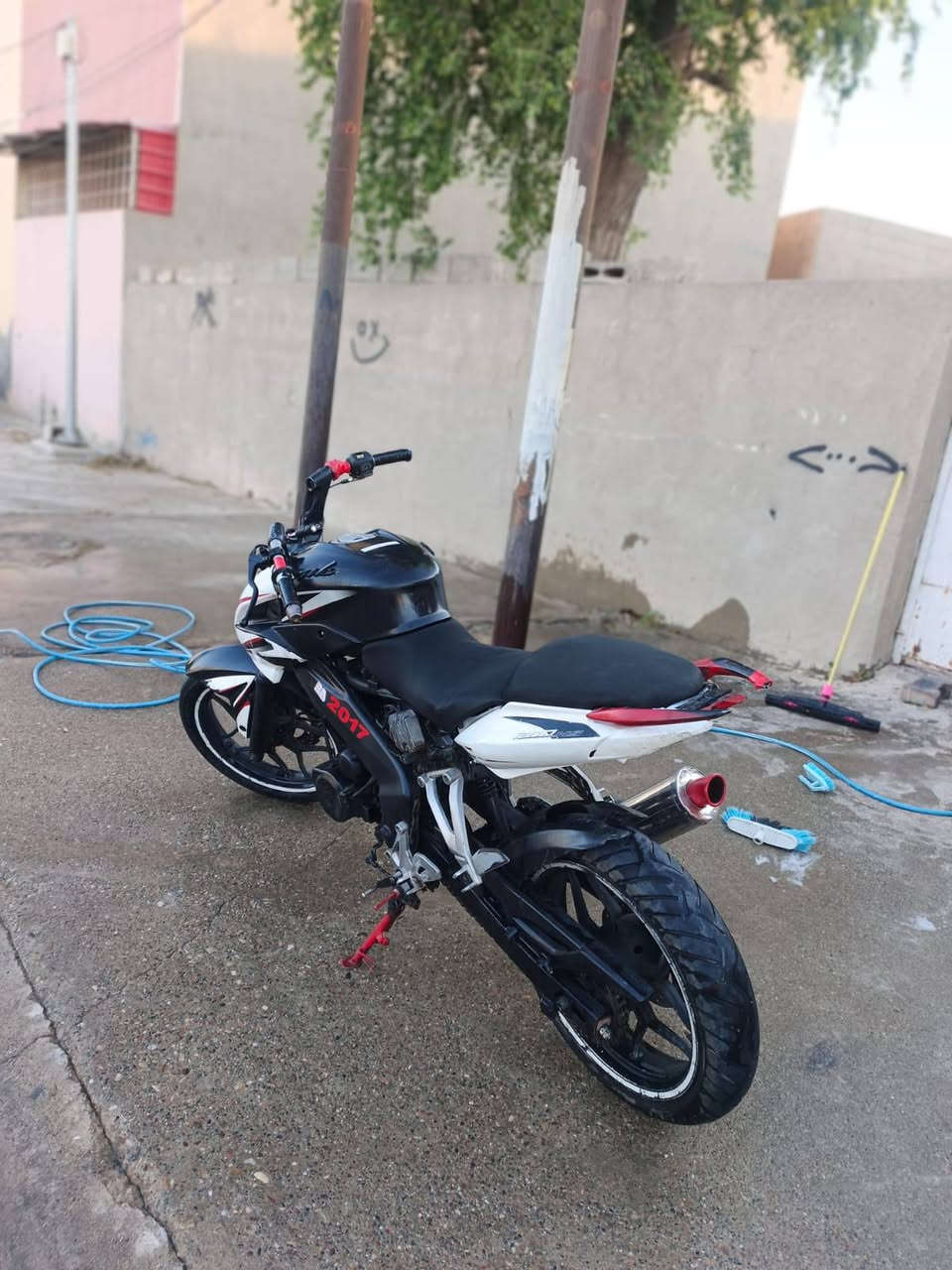 سلام عليكم شباب 
دراجه أبيع جف تراب 
مكينه 150  
نواقصهه بريك+كهربائيات +هندر 
معدل عالي ابيع شغاله هندر واحد وتوكل 
صوت صالنصه رياضي 
سعر 250 وبيهه مجال 
عنواني كركوك واحد حزيران 
واتساب ***********
❤️‍🩹
