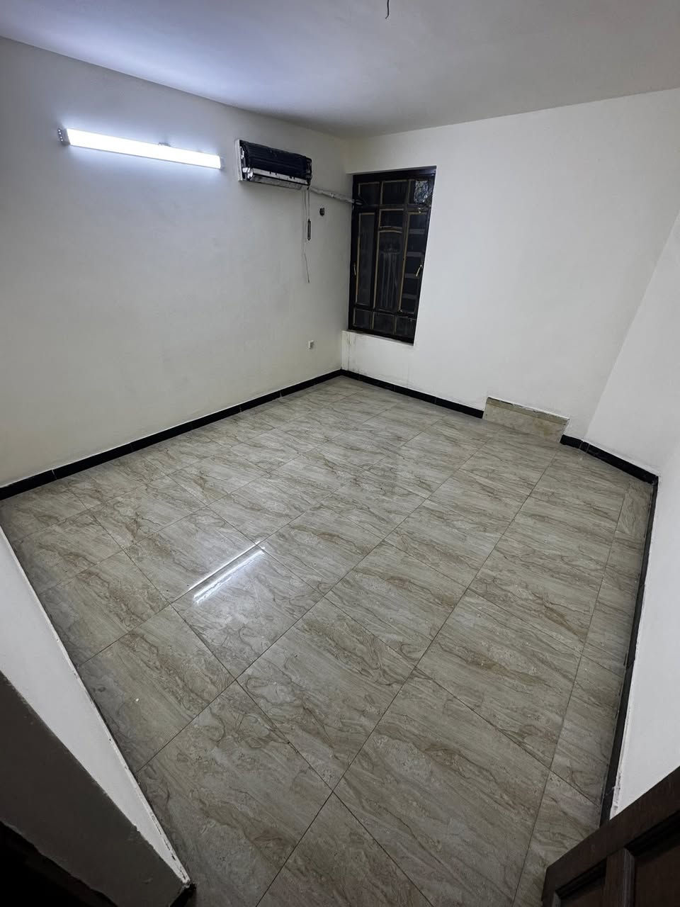 الايجار شقة طابق اول تحتوي ع ٢ نوم وصاله ومطبخ وحمام بسعر 700الف موقعه السيدية الضباط ***********
