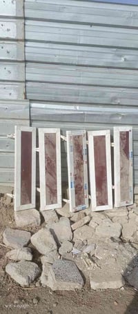 رفوف المنيوم مستعملات شي قليل ١٠٠ وبيها مجال نضاف كلش 07700500329