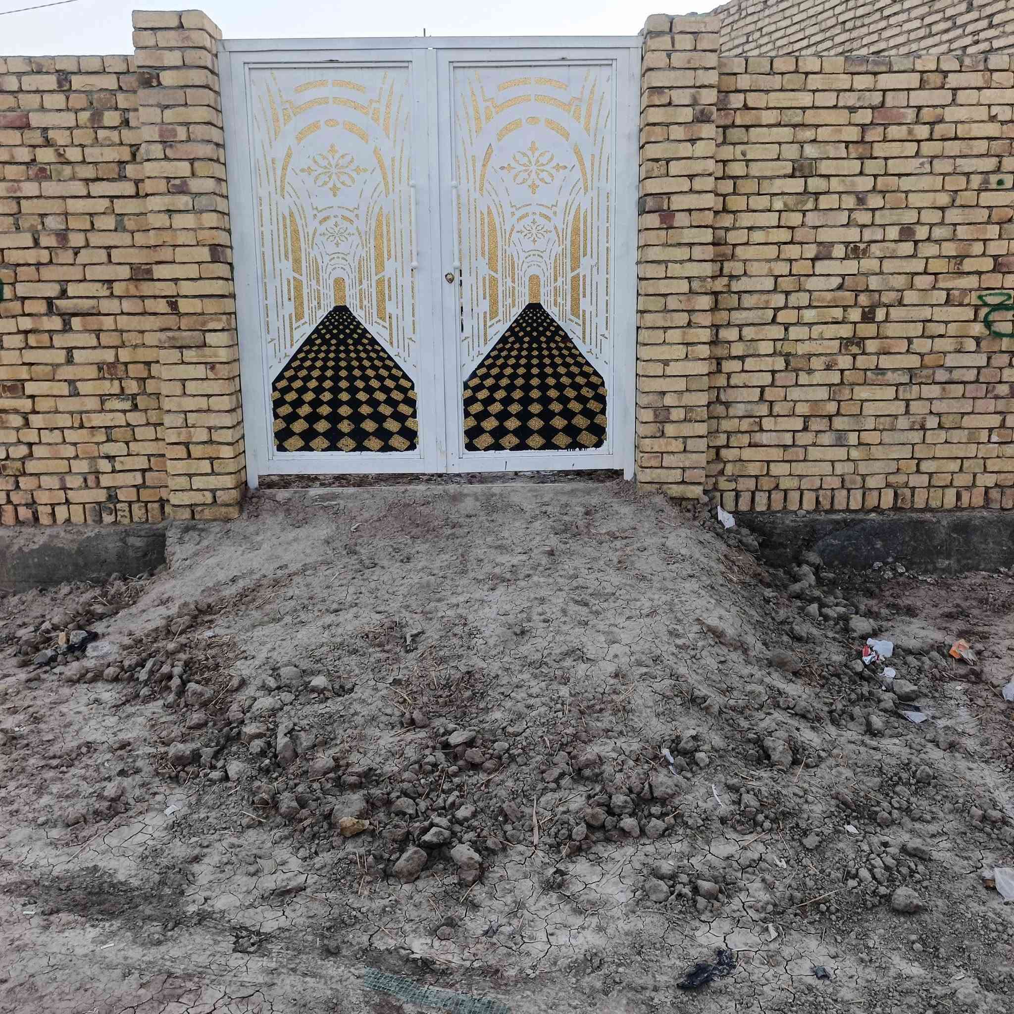 السلام عليكم قطعه للبيع المساحة ٢٠٠متركافه الخدمات بيهه إصلاح زراعي السعر٨ونص وبيعه مجال قليل المكان المصلاوي ***********
