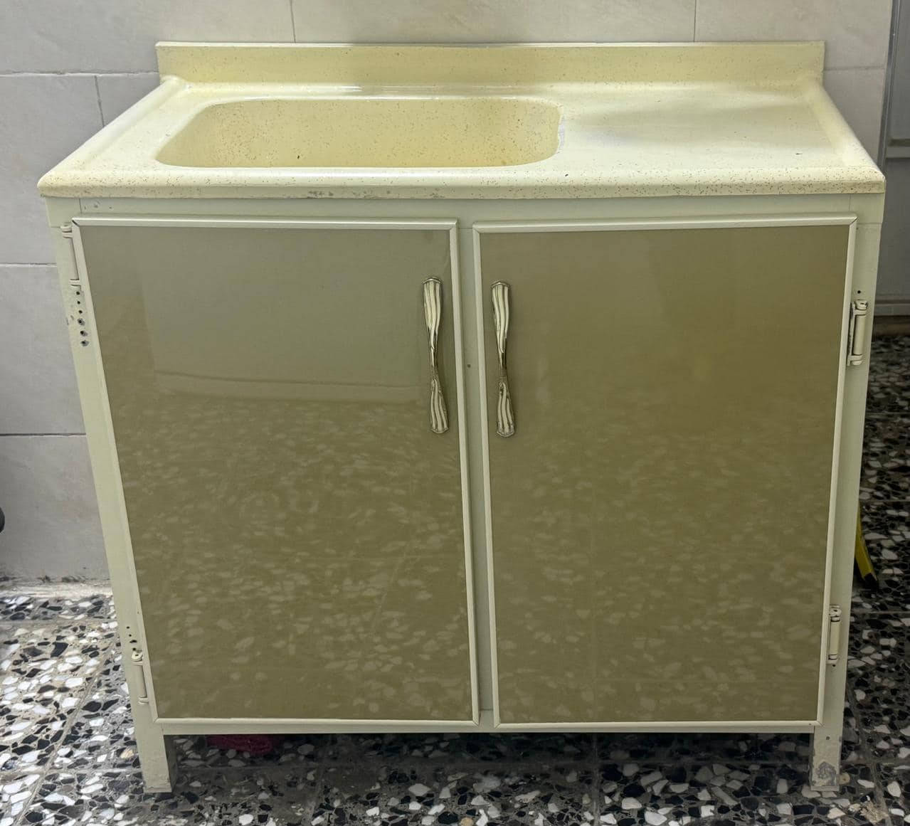 كاونتر و ملحق 3 ابواب 
سنك بابين السطح مرمر 
شغل ثقيل 
للأستفسار ***********
