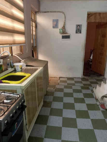 سلام عليكم بيت للبيع مساحه البيت 100 متر مربع مكان مدائن  حي الرسول مقابل الوردية كهرباء ومي ومجاري  كامل بي غرفتين نوم وستقبل ومطبخ وحمام ولقاط الثاني بي غرفه نوم  ومطبخ وحمام سعره 55 للاستفسار اكثر اتصل ***********
