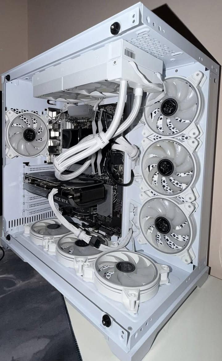 السلام عليكم
للبيع تجميعة كمبيوتر قوية جداً ومناسبة للألعاب الثقيلة والعمل (مونتاج / تصميم)،
التجميعة بحالة ممتازة ونظيفة، استعمال شخصي فقط.

المواصفات:
 • CPU: AMD Ryzen 5 7600X
 • Motherboard: ASUS PRIME B650-PLUS
 • RAM: 32GB DDR5 (2×16) 6000MHz
 • GPU: ZOTAC RTX 4060 Ti 8GB
 • PSU: 750W Gold
 • Cooling: Gamdias AIO 240mm
 • Case: Gamemaster MZ800 White

❌ بدون SSD
✔️ كل القطع شغالة 100%
✔️ حرارة وأداء ممتاز

السعر 2.340.000

للتواصل / ***********
عنواني : بالبصرة / معقل
