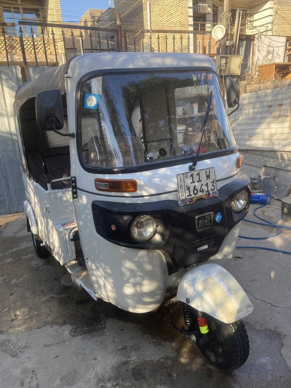 سلام عليكم تكتك ابيض لبيع 22شهر 11
 مكينه وكسل ما مفتوح كفاله 
 لغود كفاله
  تخم تاير جبلي جديد                     
رقم نكليزي بسمي حصرا
 جادر اصلي بلادي
 كهربايات كلها شغاله
 مدوشمه 
 ما تذب عليها ربع كبل لشارع تكتك جديده  
ملاحضه 
بيها صبغ بل تكمه الوره موضح بل صوره
 ودوس مصبوغات فقط 
تكتك مال جناي 
الرقم *********** 
بغداد العبيدي شارع عشرين 
سعر تمانيه وتسعميه 8900 وبيها مجال
