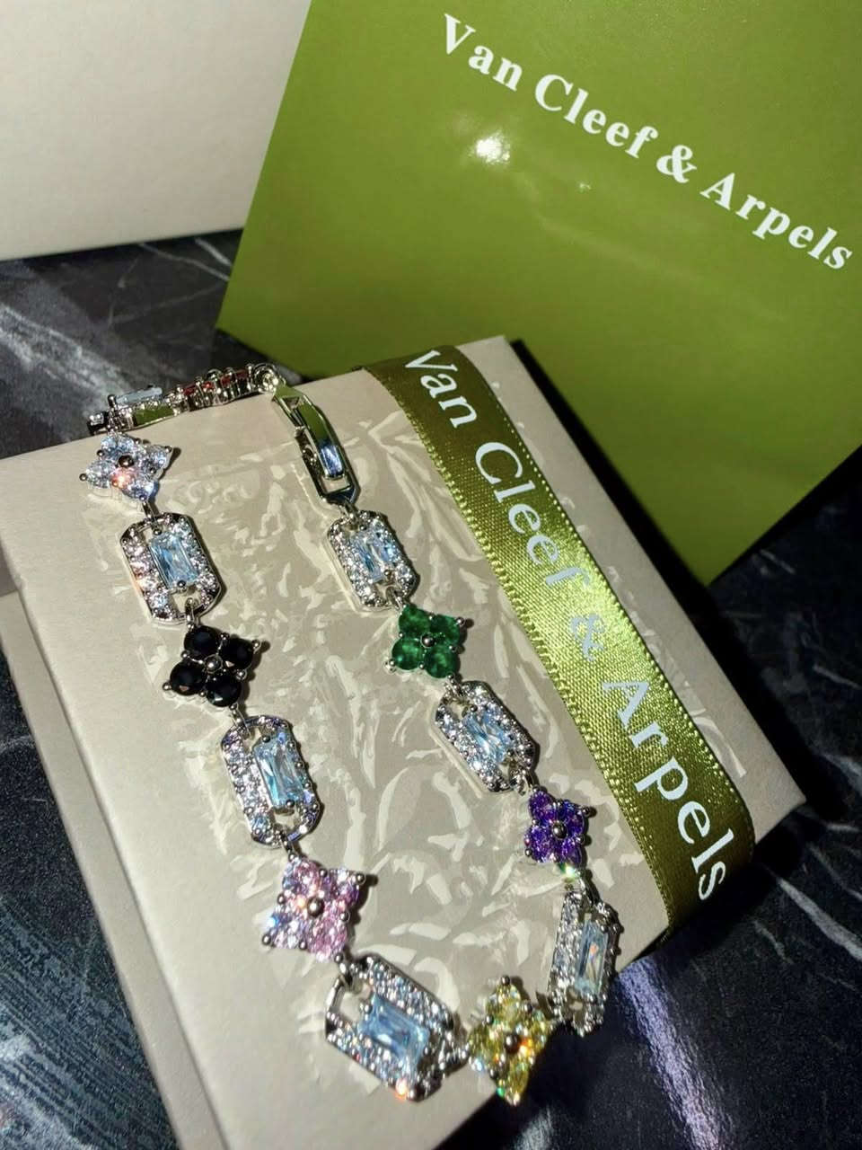 سوار براند vancleef ماركة امزون وياه العلبة والعلاكة بالواقع حجر ماله احلى    (يوجد توصيل كافة محافظات العراق)


**إذا كنت صاحب هذا الإعلان وتريد حذفه لأي سبب، رجاءا أرسل رسالة إلى الدعم الفني**