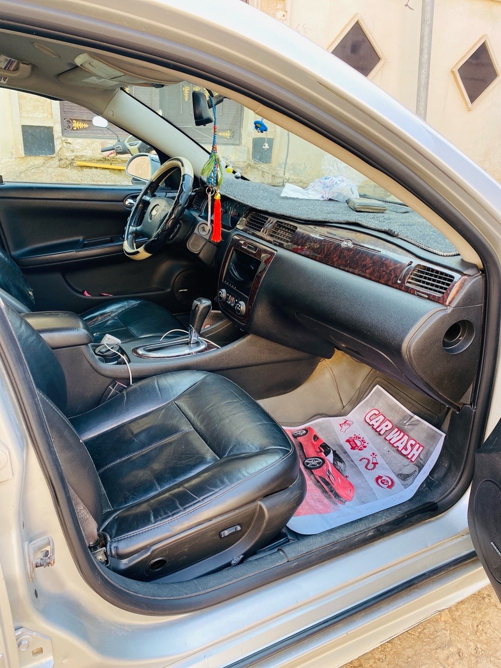 

سيارة إمبالا موديل 2012 للبيع. لونها فضي بحالة جيدة، وتم استخدامها بعناية. المقاعد من الجلد والعجلات بحالة ممتازة. مثالية للاستخدام اليومي ولديها مساحة واسعة من الداخل. السعر قابل للتفاوض.