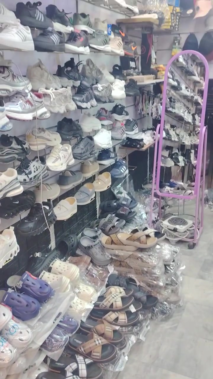 سلام عليكم محل احذيه وسليبرات للبيع كامل من كلشي بضاعه خير من الله وشغل نعمه مكان بل قطاع شارع ايجار 300بل شهر ابيع كامل هوه والديكور باب جام خانه وسلبت محل كامل مكمل من كلشي للاستفسار *********** او مراسله خاص
