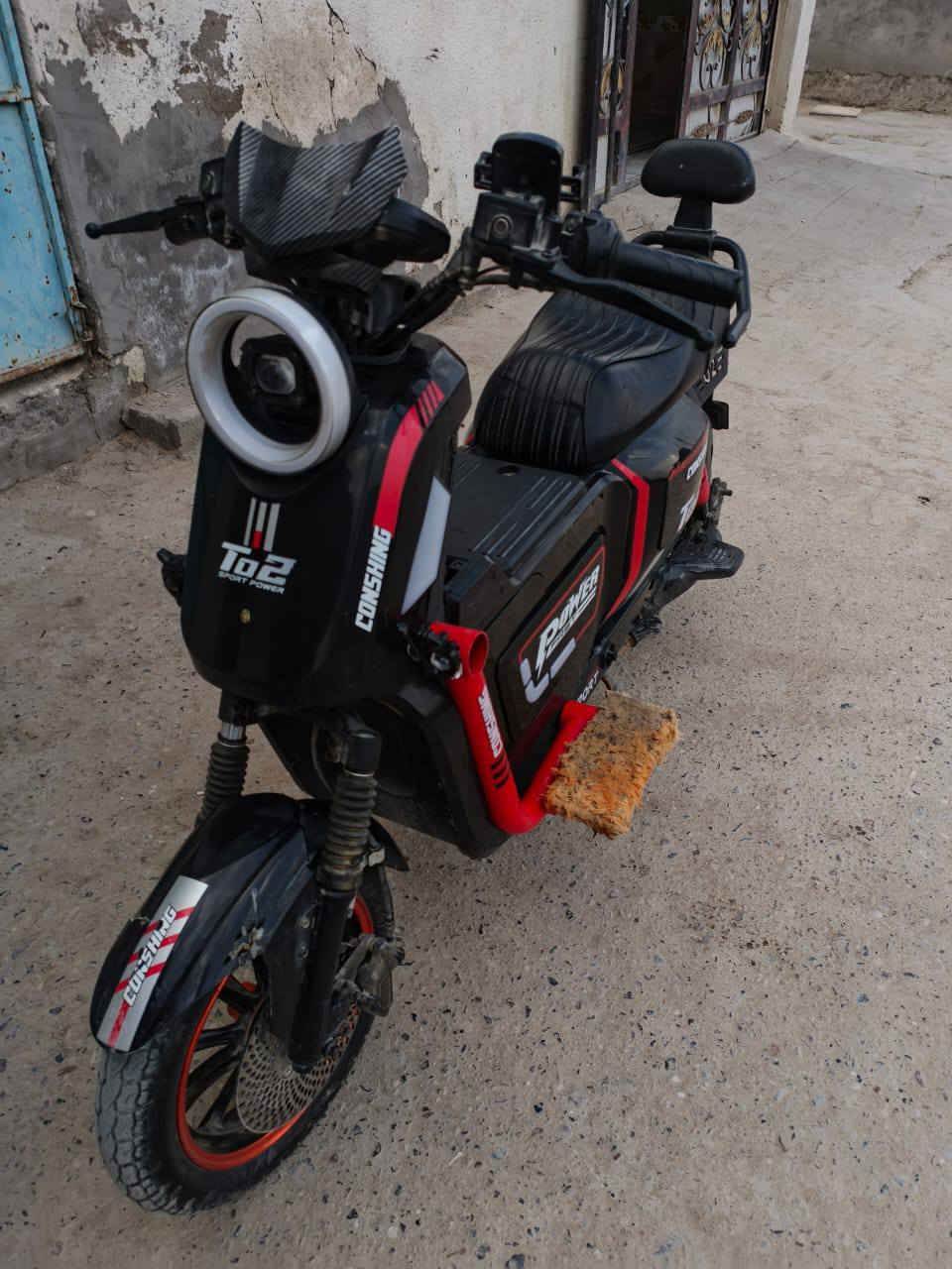 دراجة شحن للبيع او مراوس وطي فرق دراجة ملف 2000 عقل 5 بطاريات 33Ah عقل 72 فولت يعني تكدر تحط بعد بطارية دراجة اضخم من ال R9 ول R11 دراجة ما ناقصها شي بس المدكر الكدام ول دوسات رقمي لتواصل *********** مكاني البصرة الهارثه
