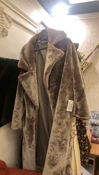 كوت فرو طبيعي مبطن باليبل ثكيل يلبس اوزان فوق ١٠٠ مملبوس ولا مره سعره ...