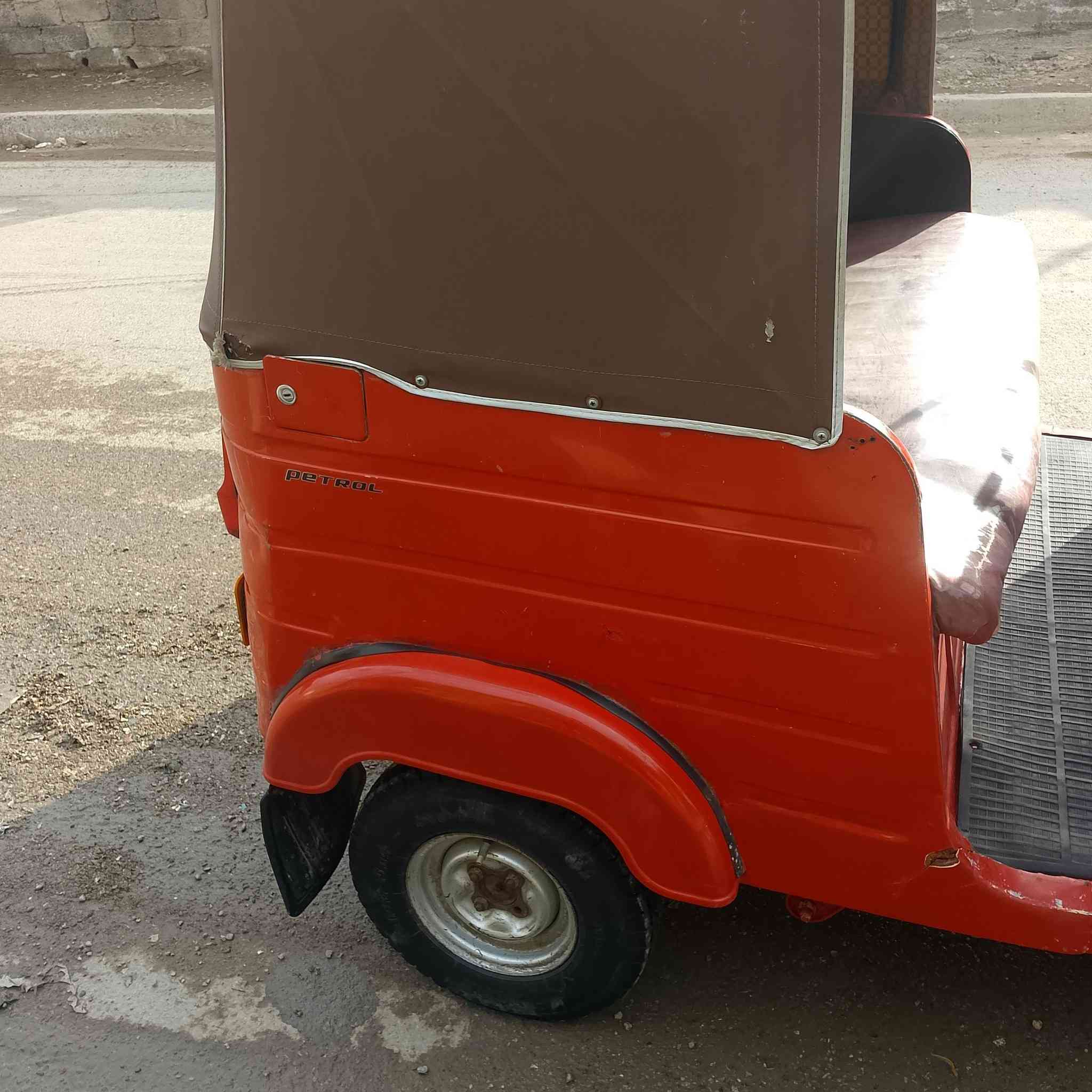 سلام عليكم تكتك البيع رقم وسنويه التكتك خير من الله تكتك حلوه تخبل 2018 /11 تجي  وتكلب وتقتنع محرك خير من الله  الاتصال الرقم *********** خابر ودلل السعر 5700 وبيه مجال
