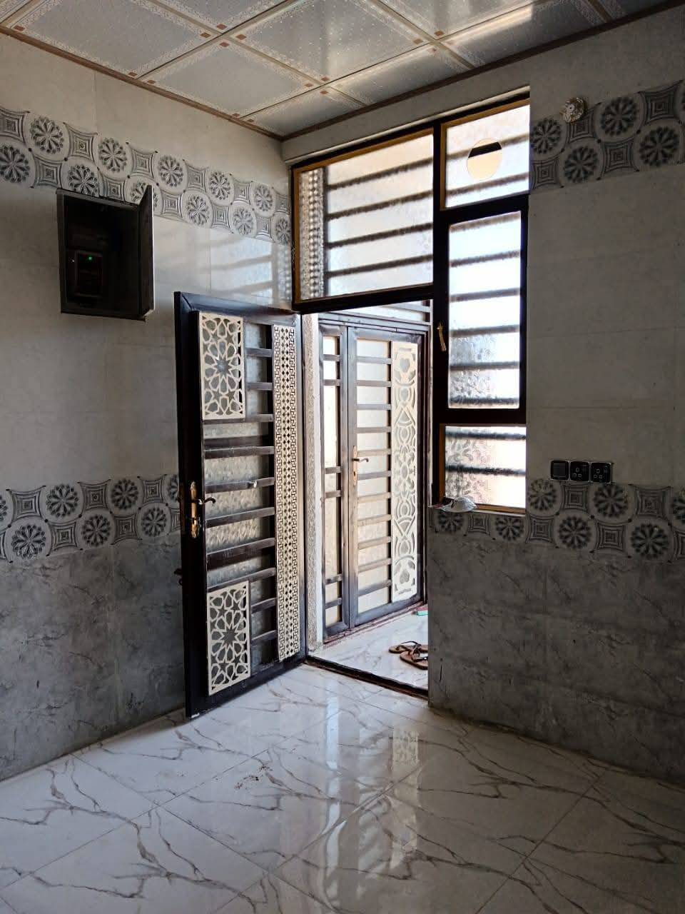 بيت 100 متر مجمع سيد اسماعيل غرفه وصاله واستقبال وصحيات عدد(2) سعر الايجار 250, ***********
