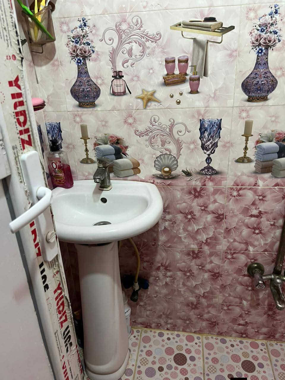 ‏بيت البيع بحي الوفاء مساحه 100  طابقين ونص كونكريت مسلح بي 4 غرف نوم  
‏للاستفسار الاتصال واتس اب  او خاص*********** 
‏ مكتب بركات ام بنين. سعر 130 بي مجال
‏
