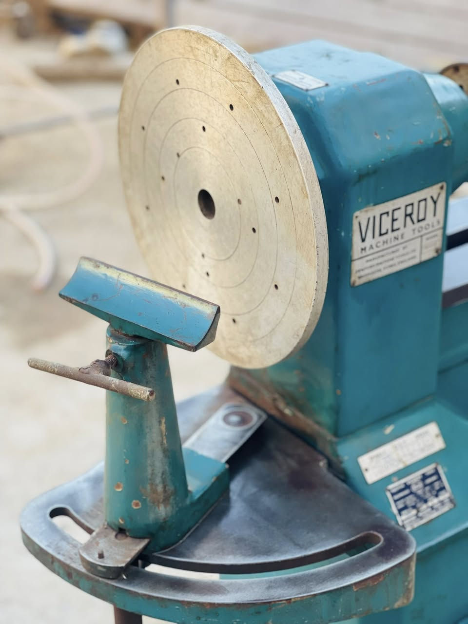 تورنه للبيع نضافته أجمل من الصور نوعه نكليزي ماطور 1500 تفتح قياس110مستخدمه شي قليل ما مفتوح بيه اي شي  تستخد للمحجرات لل قنفات والى اخره مكان واسط قضاء عزيزيه سعر مليون و 750وبيه مجال ***********
