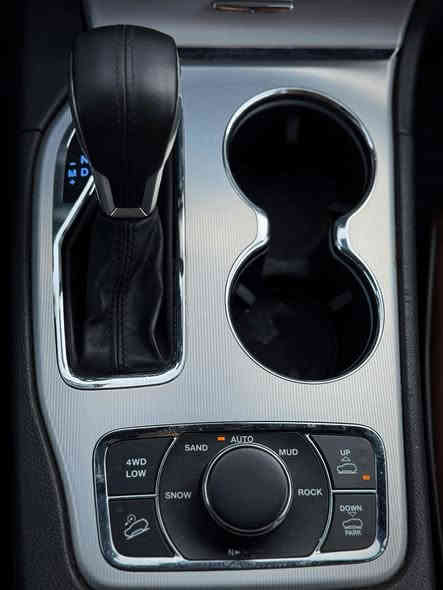 جيب سومت ميحتاج اكتب مواصفات 
اللون ♥️
موديل 2021 رقم بغداد
ماشيه 36 الف ميل 
السياره  فوول للأخير ١/١ 
السعر 355 
***********
السيارة خليجي وكالة هارلم مكفولة من الصبغ والتبديل
