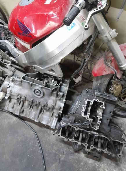 شباب دراجه سي بي ار ٩٠٠ كامله هيه وعقولهه وجويترات وهاوزن ومكينه موجوده وعندي مكينه مال قرش اي شي تريد ابيعلك منهه  للاستفسار *********** مكاني بغداد لدوره
