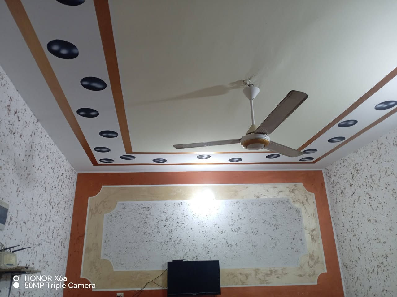 سلام عليكم بيت للبيع مساحه الكليه 340 العرض 15ونص النزال 22 بناء 170 غرفتين نوم، وصاله كبيره واستقبال ومطبخ صحيات خارجيه، وحمام داخلي البناء بلوك السطح صب ، طابو زراعي سند 25،المكان بالقرب من محطة الشيخ،
الاستفسار ***********
مكلف بلنشر
