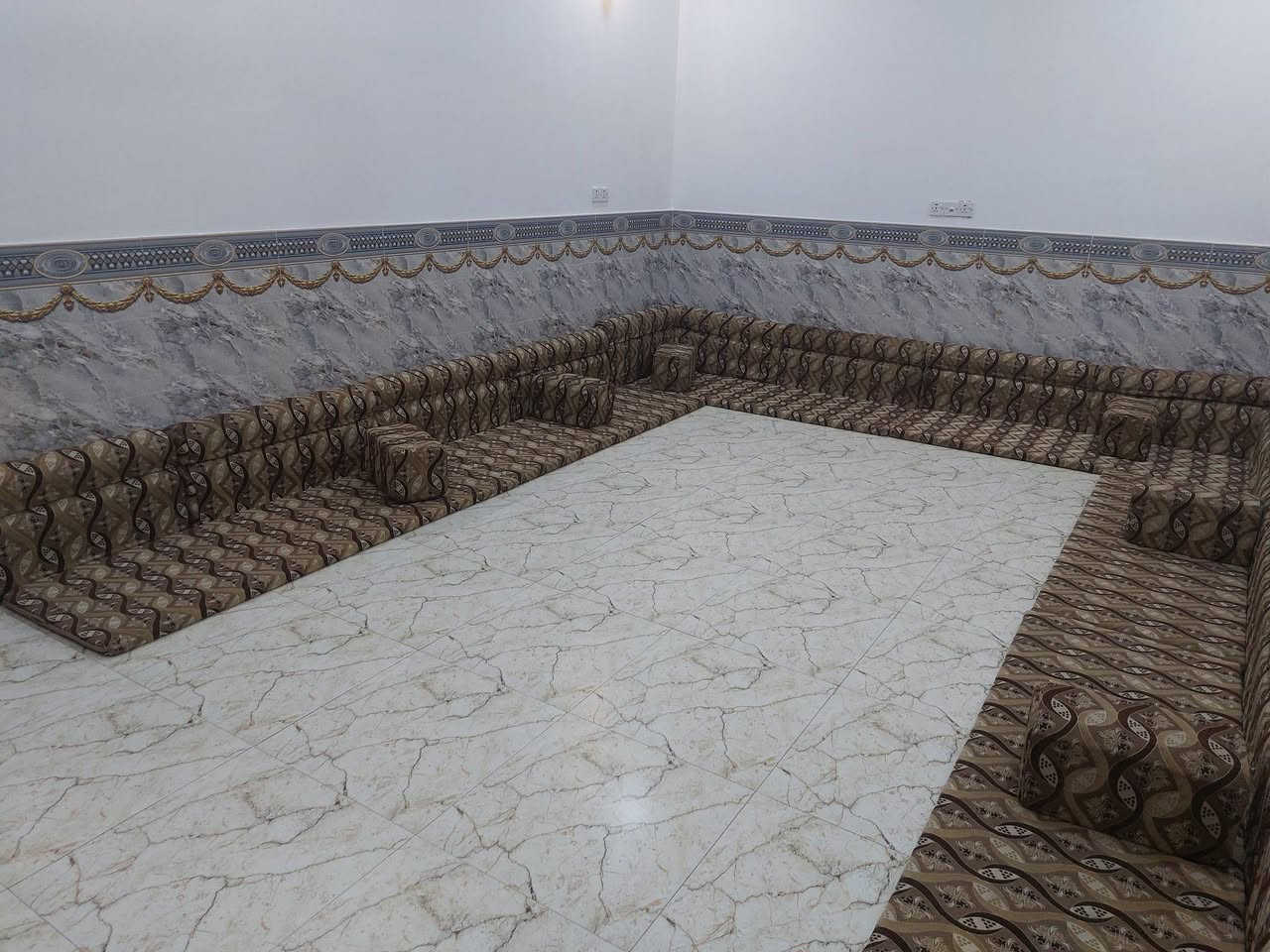 ديوان للبيع
نضيف وجديد الشراي يتصل ***********
