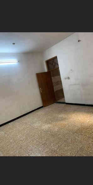 بيت لليجار  المساحه ٢٠٠ متر للستفسار الاتصال***********
العنوان  البلديات تقاطع الكهرباء البيت جديد كلش  
السعر ٦٥٠ الف 
الطابق الاول يحتوي علي حوش جبير وممر جبير وستقبال جبير وصاله جبيره ومطبخ وغرفت نوم وخدمات ومقابيل البيت تشجير البيت عشارع العام 
الطابق الثاني يحتوي على غرفه جبير وصاله وسطح
