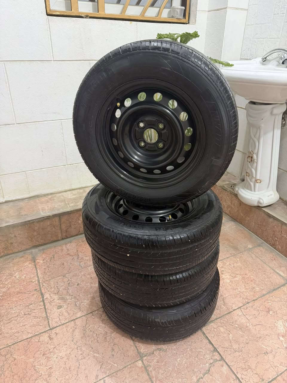 تخم كامل وجديد السعر 125 حجم 14 جان مشدود ع اكسنت مضلع ***********
