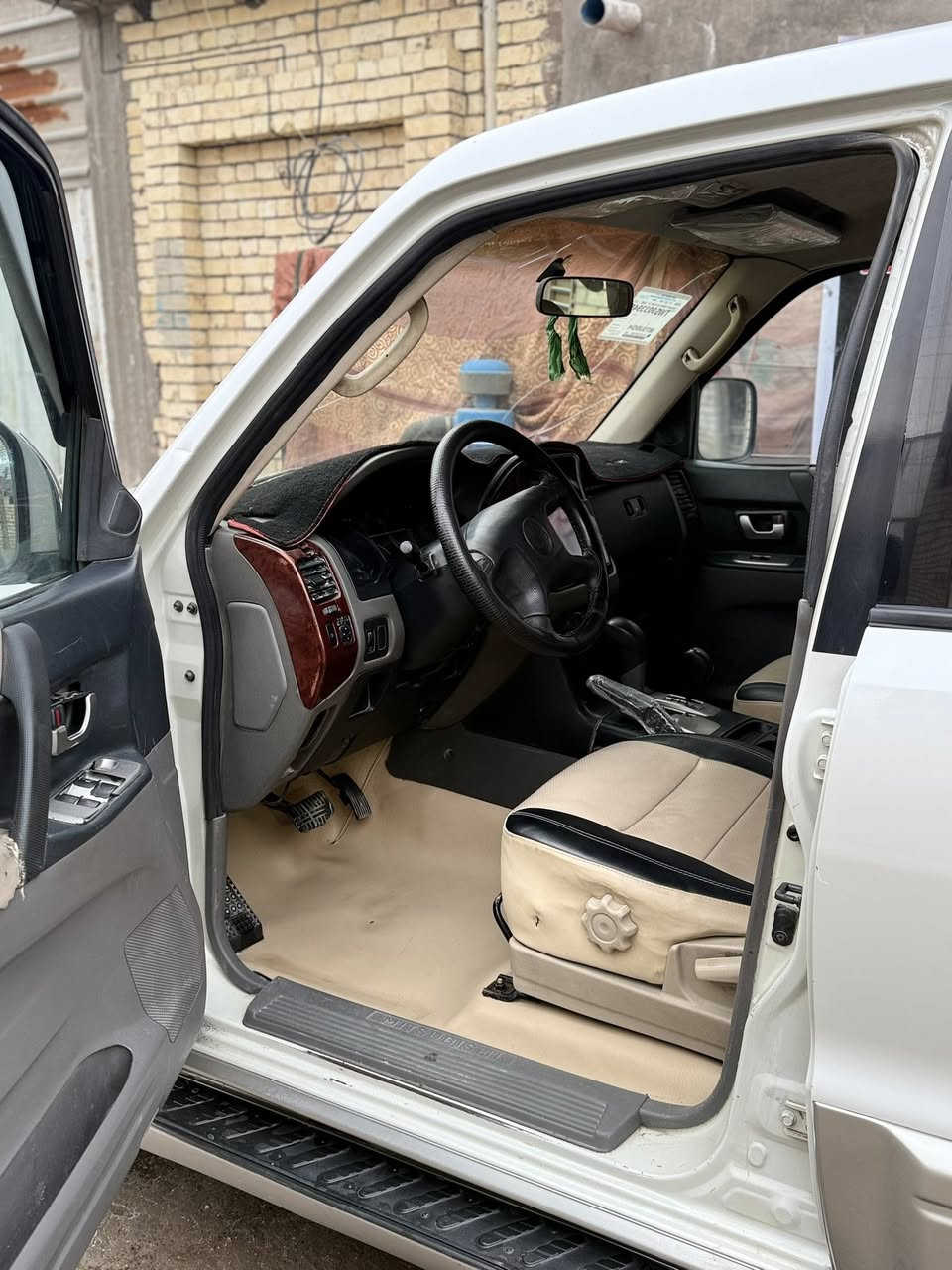 باجيرو 2005 رقم ميزه مشروع وطني بيه صبغ وزره سيار جاهزه عل اخير ٩٠بيه مجال حك جيه سياره حلوه نضيفه رقم ***********
