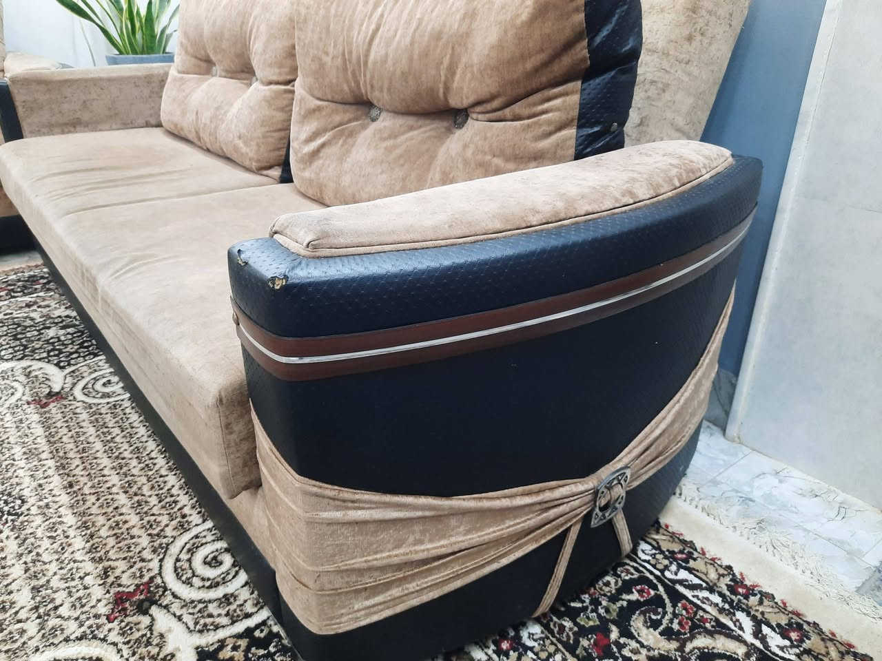 السلام عليكم
يتوفر طخم قنفات (تركي) مستعمل للبيع.كما في الصور. 
مكون من قطعتين كبيرة وقطعتين صغيرة، يعني يستوعب ( ۸ ) اشخاص. القطعتان بالحجم الكبير قابلة للفتح والتحويل الى سرير.
السعر: ٢٠٠ الف
المكان: الفلاح الثانية- مقاطعة ٦ خلف دائرة المرور.
للاستفسار المراسلة على الخاص


**إذا كنت صاحب هذا الإعلان وتريد حذفه لأي سبب، رجاءا أرسل رسالة إلى الدعم الفني**