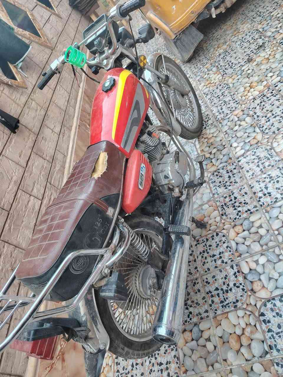دراجه للبيع اوراق  بسعر مناسب 
الشراي يتصل ***********
