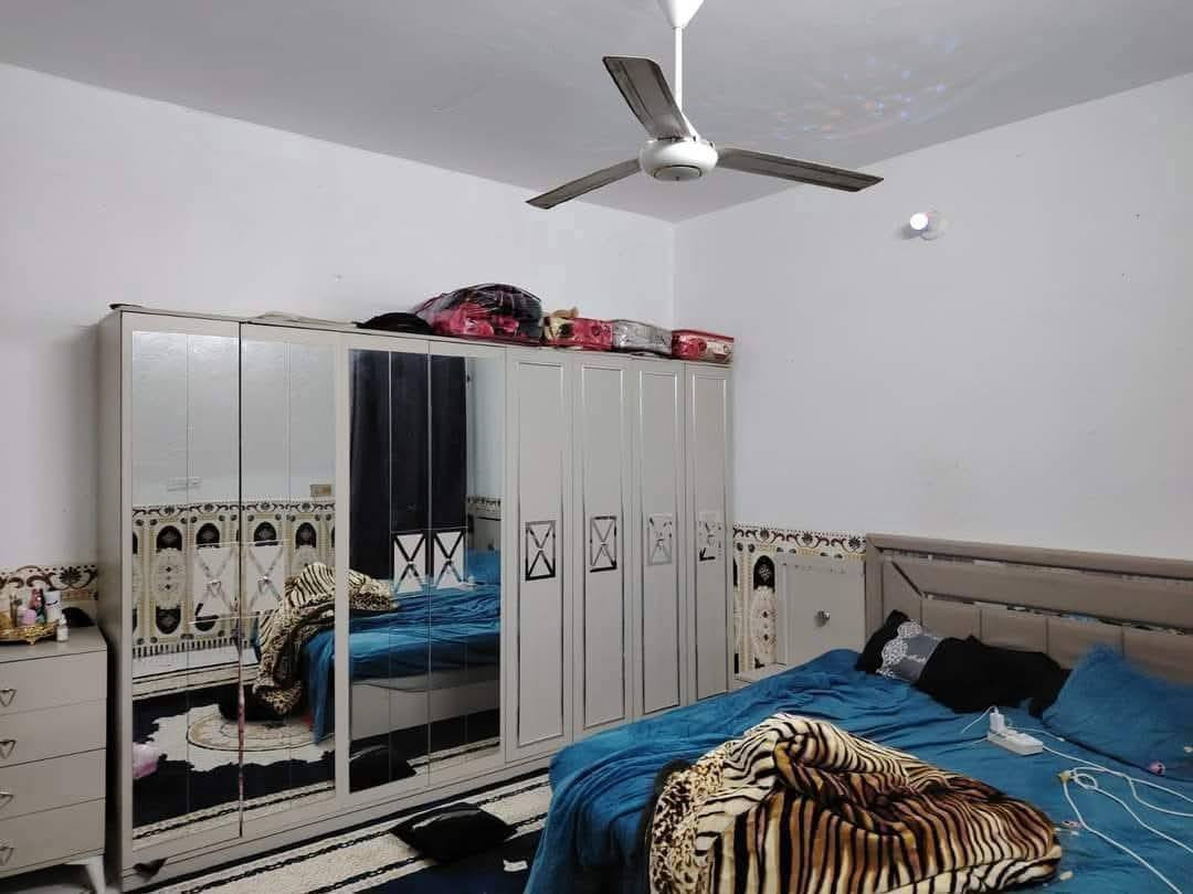 ياالله
سلام عليكم
البيت البيع طابو صرف 
مساحه ((100)) متر طولاني بناء عكاده
يحتوي البيت على استقبال وصاله وغرفتين 
نوم وصحيات داخليه وصحيات خارجيه
ومطبخ كبير 
حي صحفين مربع ثالث 
البيت نظيف وجاهز السكن 
سعر وباقي تفاصيل إتصل
((***********)) ((***********)) 
اخوكم أبو عراق...........................
