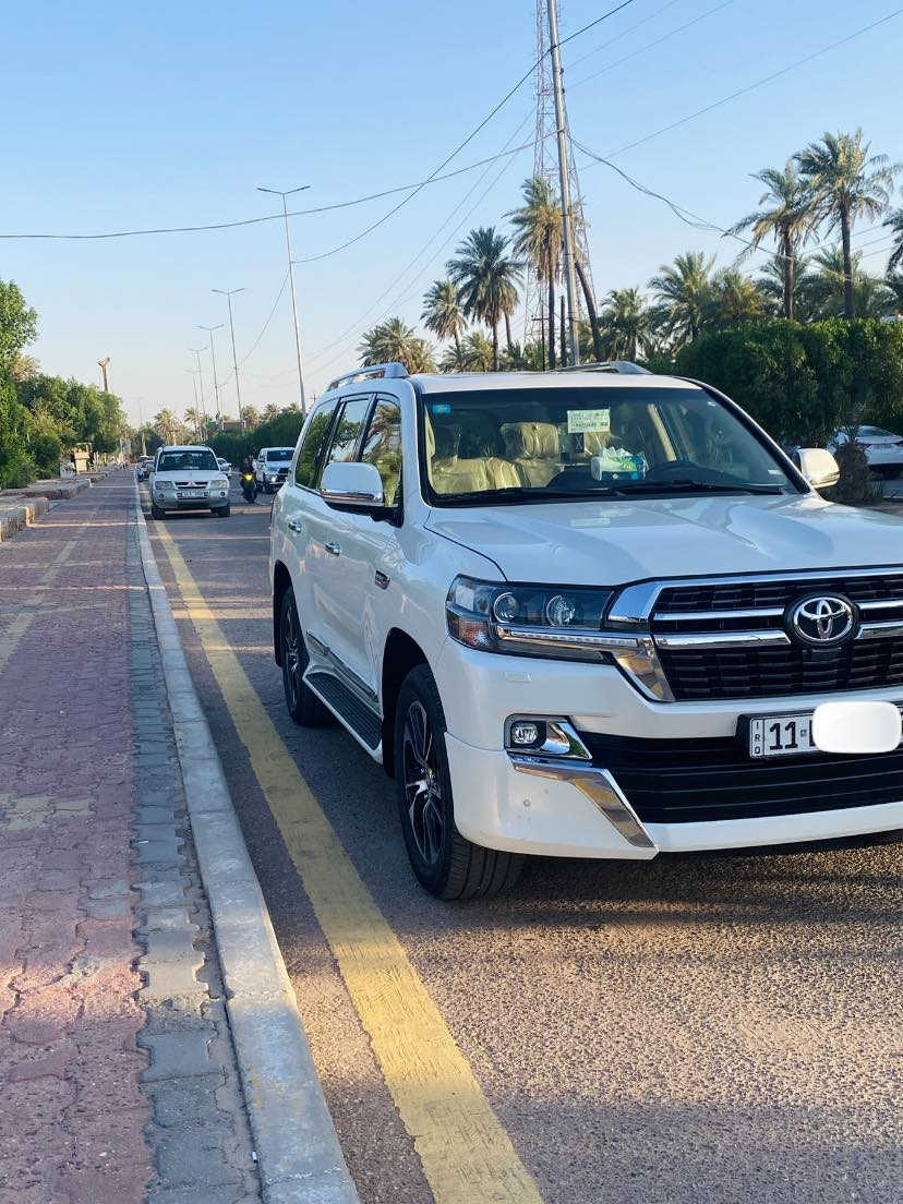للبيع Toyota Land Cruiser كراند تورنك
ساز باب أول السعر (580)
محرك 6 سلندر
2 كشنات كهرباء 3 طكات 
ترحيب أبواب 
5 كامرات 
باقي مواصفات SAS معروفة 
مكفولة كفالة عامة رقم بغداد 
مكان السيارة ميسان 
ماشية 49 ألف فقط حقيقي 
السيارة جديدة جداً وحالتها ممتازة بعدها بحالة الوكاله ، نظيفة من الداخل والخارج ***********
