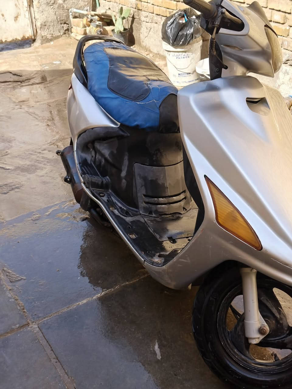 السلام عليكم دراجه فراشه للبيع الدراجه حلوه ونضيفه تايرات جدد لايت ثلجي زنون عالي وناصي سلف كهربائيات كلها شغاله بس باتري عوزه شحن كابريته الاصليه وكل غراضها الاصليه الدراجه مفتوحه تجفيت اصلي درجه اولى شاهد الله تعاتبني عليها   مكاني الحضارة سعرها  ٢٥٠ وهذا رقمي ***********
