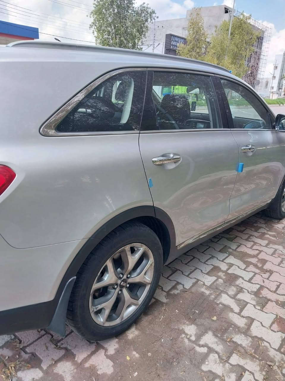 بسم الله الرحمن الرحيم
والصلاة على محمد واله وصحبة وسلم 

كيا سورنتوا موديل ٢٠١٥ خليجي رقم اربيل الدولي  ٧ راكب  محرك ٦ سلندر بدون صبغ وبدون تبديل وحادث فول ١/١ كير والمحرك مامفتوح بشرط على وضع الوكالة  ماشية ١٢٣ كم حقيقى سيارة مال بيت وجاهز 
 
مكان السيارة / اربيل 
للتواصل والسعر يرجى الاتصال على الارقام ادناه 

***********+ واتساب
