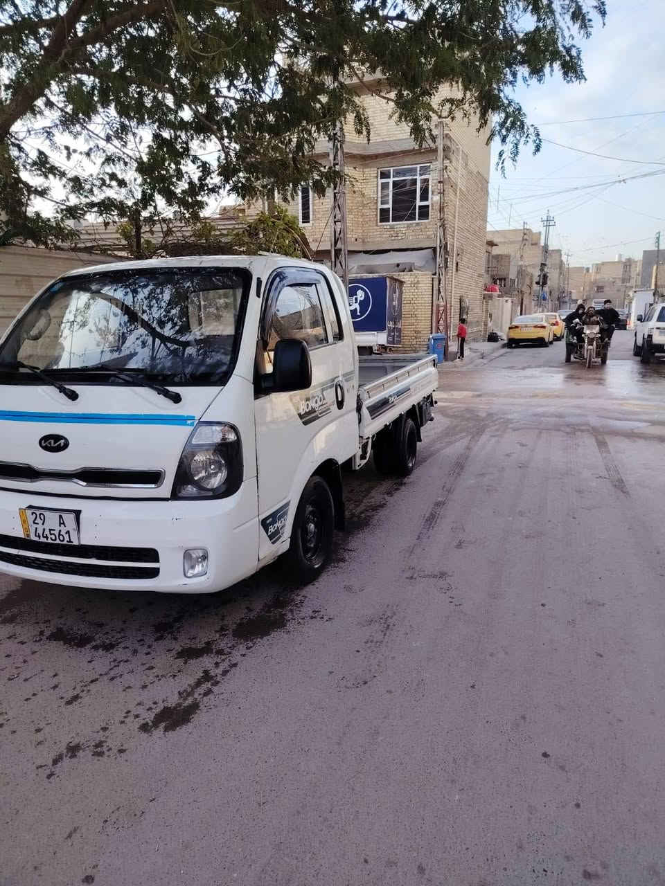 سلام عليكم كيا بنكو موديل ٢٠١٦ مفتوح السياره جاهزه تبريد تدفئه بدون نقص رقم واسط بسمي سياره تحويل ثاني يوم 
بيه ضربه باب سايق وبنيد مبدلات نفس الون 
السعر 100 بيه مجال شي بسيط 
رقم الهاتف ***********
