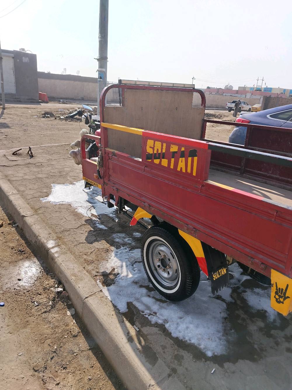 ستوتة حوض حمراء من نوع سلطان، بمحرك سعة 150CC، في حالة ممتازة. مناسبة للنقل داخل المدينة وتوفير حلول مريحة ورخيصة. تم تنظيفها وجاهزة للاستعمال الفوري.