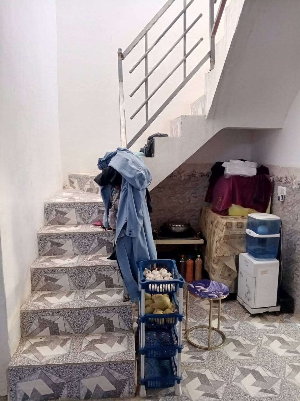 السلام عليكم دار للبيع حي الملايين الثانية قرب مكتب جنه مساحة 120متر سند زراعي وبي وصل بلدية عرفه نوم واستقبال وهول وسط ومشتملات ومطبخ وكراج وحديقه ومناور الاتصال على الرقم ***********
