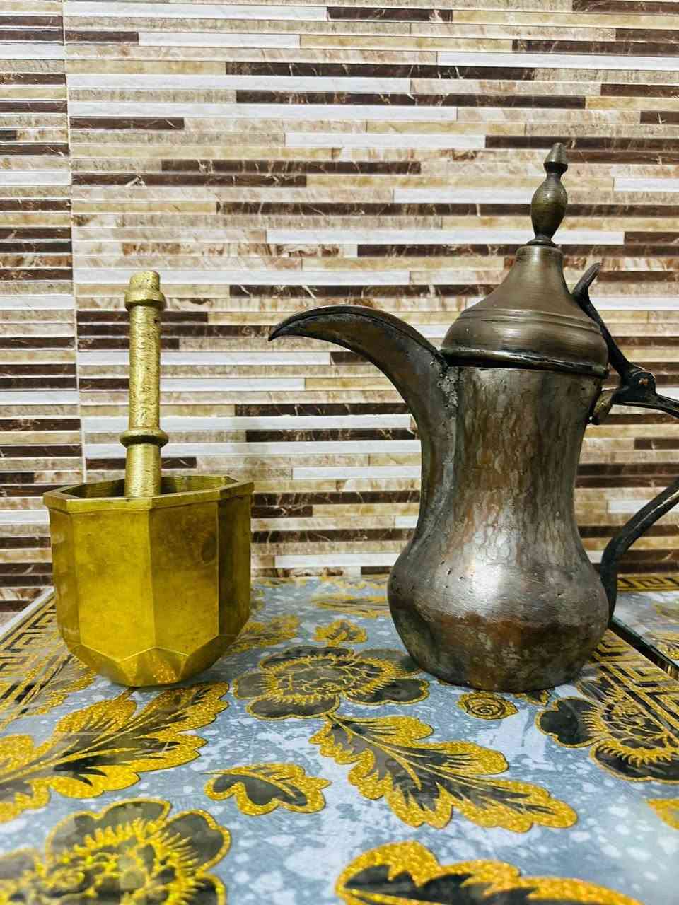 سلام عليكم أحبتي البيع دلة بغدادي قديم قياس ٣١ ونص قطعة تخبل معاا هاون قديم هذا الشكل الجميل قطعة تخبل قياس ١٣ وزن ٣ كيلو وشوية سعر خاص او اتصال ***********
