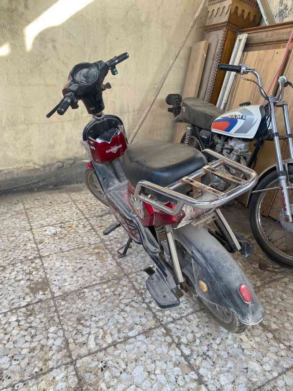 السلام وعليكم  دراجه شحن زازوكي للبيع دراجه صارها سنه تقريبن من جبتها من الوكيل بيها ضعف بل بطاريات بطاريات 5 كهربايات كلها شغاله وياها شاحنه اشاير شغاله لايت اكلوب هورن السعر 250 وبيها مجاال مكان بصره معقل التواصل ***********
