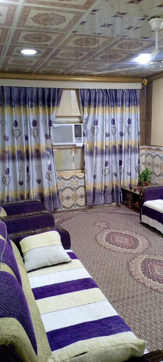بيت في حي العسكري الثالثه قرب جامع زين العابدين يباع اختياري اما معه الاثاث اماا بدون
المساحه:220 تلث غرف معه مشتمل يحتوي علا غرفة نوم ومطبخ وصحيات 
الرقم الاستفسار ***********
او***********
