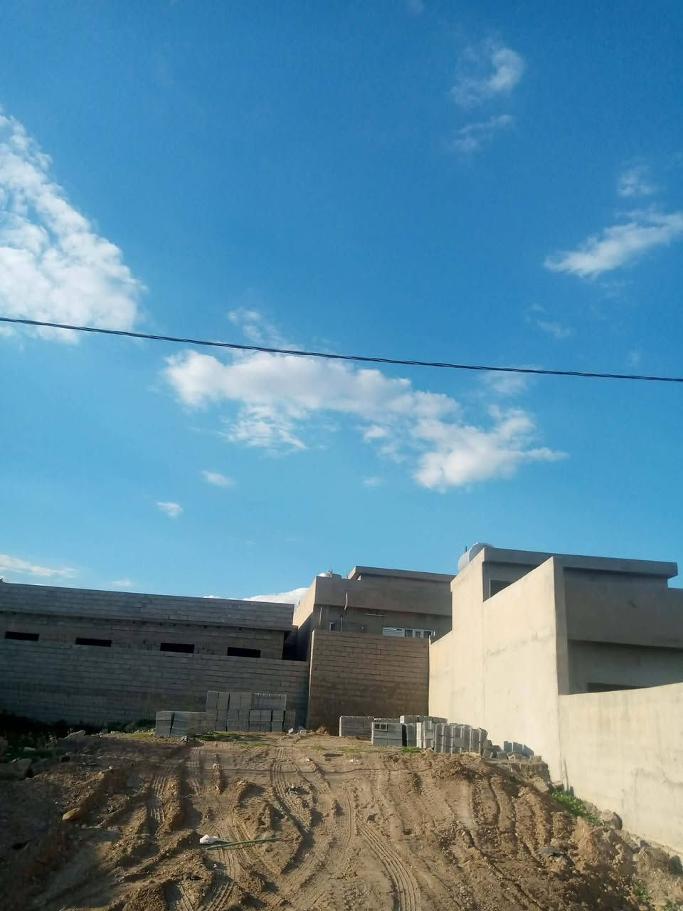 قطعة ارض مبني بيها أساس ومدفون للبيع مثل ما موضح بالصورة خوش مكان قريب على بيت استاد عادل بحي التنك الي قريب على شارع المحكمة مساحة القطعة 250 متر نوع العقار رقم زراعي السعر مناسب للشراي 16وبيها مجال مستعجل لبيع


**إذا كنت صاحب هذا الإعلان وتريد حذفه لأي سبب، رجاءا أرسل رسالة إلى الدعم الفني**