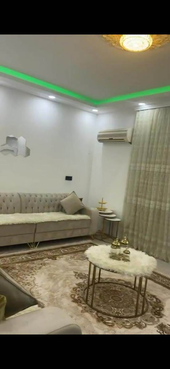 تاخم سیسەم ٢ نفری ٧ پارچە لەگەل کەنتۆر
کاوەنتەر mdf و تەباغ و مرەشەع
تاخم قەنەفە حەرف L و سیتی مێز
بۆ پەیوەندی *********** أربيل, العراق
