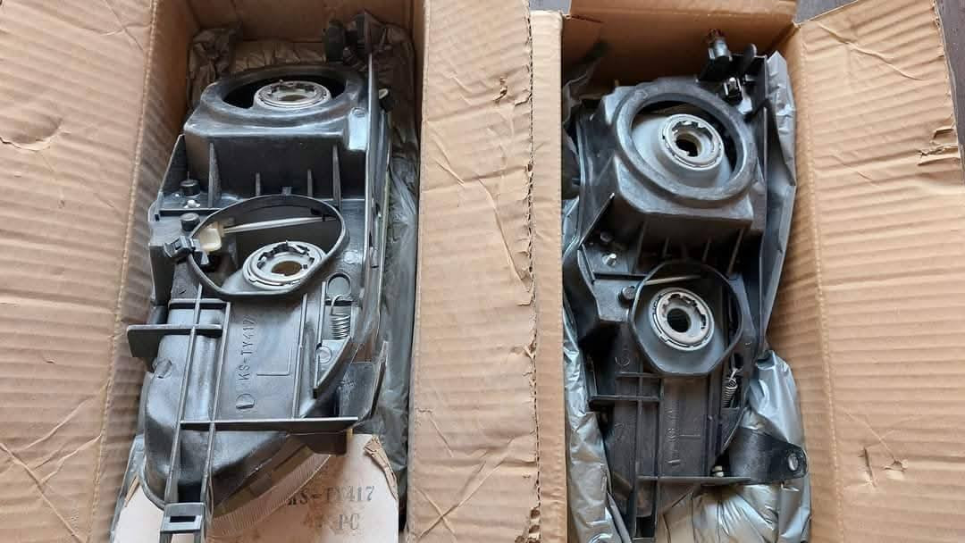 السلام عليكم ..                                             متوفر لايت كورلا يمنى ويسرى.
للاستفسار :- بغداد/كراج الخالدي  ساحة الطيران/ الشارع العريض .
ابو علي / ***********
