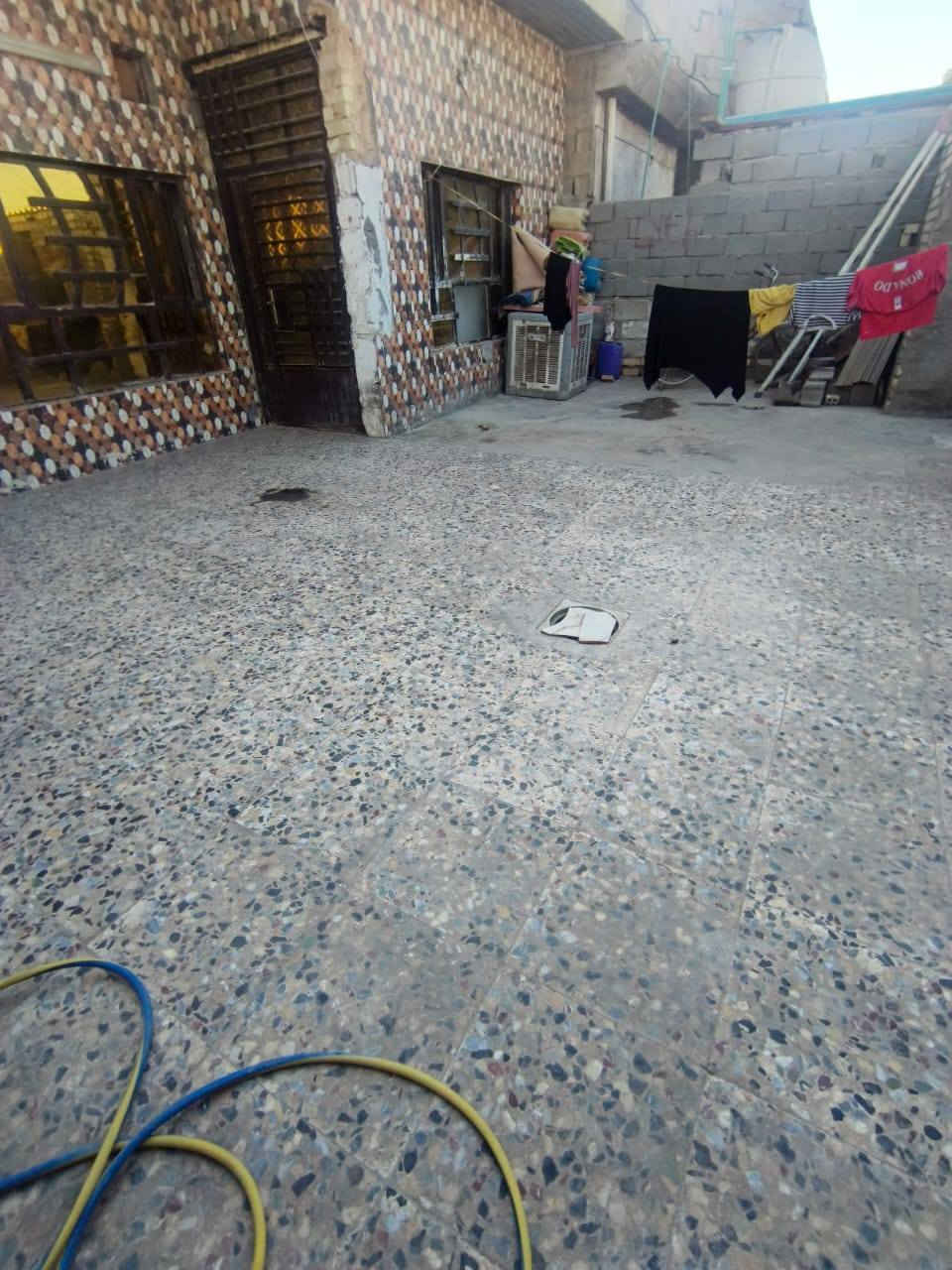 السلام عليكم.. بيت في مجمع كرفانات الرشاد قرب مركز اكد 200متر الواجهة 10 والنزال 20 طابق واحد مسلح زراعي مقبل عالتمليك يحتوي على غرفتين نوم واستقبال ومطبخ  خدمات كاملة مي وكهرباء ومجاري والبيت عالي عالشارع والمولدة بصف البيت ومدرسة ابتدائيه واعدادية والشارع العالم مقابيل المجمع البيت مناقصة شي بس تلحيظات بسيطة مثل ما وضحتها بالتصوير بعض السيراميك واگع وشغلات بسيطة جدا.. السعر 90 وبي مجال الرقم ***********
