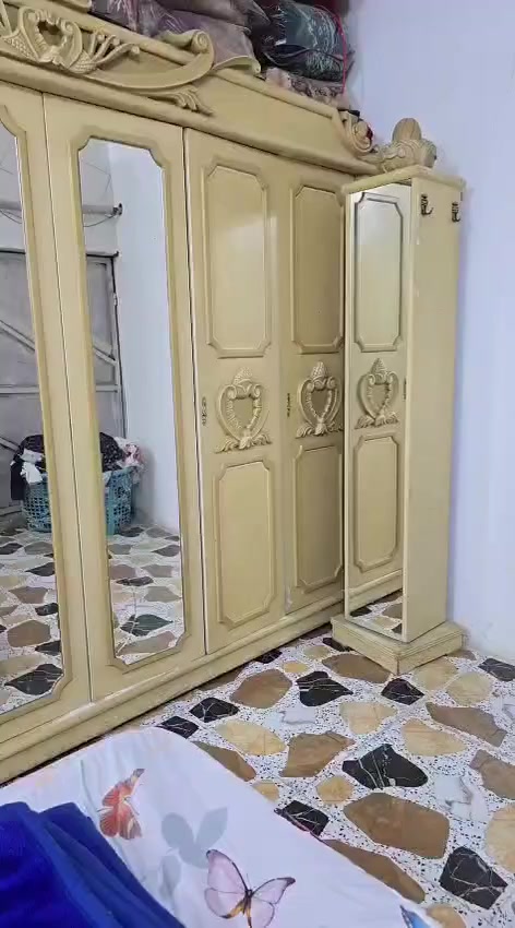 غرفه لبيع كامله واضحه بلفيديو السعر 350 وبيها مجال
اهلها مستعجلين على بيعتها 
المكان الماجديه شارع الجامع 
***********
