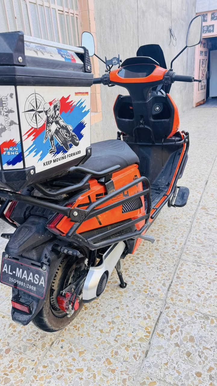 السلام عليكم 
دراجه ماسه أباتشي 
لون برتقالي 
بطاريات 6 كبار ليثيوم 
تمشي 70 كيلو للشحنه الواحده 
مكاني رمادي 5 كيلو 
للأستفسار
***********
