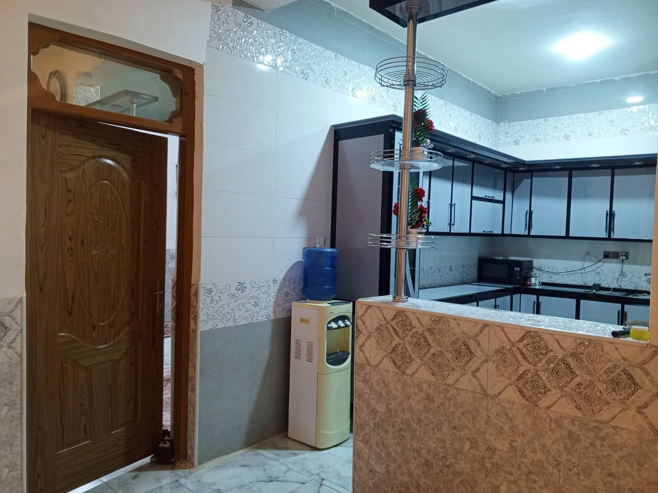 سلام عليكم بيت مجمع بيتي 2مساحه 200 مترمقابيل مجمع السلطان فرع مدرسه كنوز المعرفه يتكون من غرف 2أستقبال مطبخ حار وباردمفتوح ع صاله منور عدد2 صحيات عدد 2 سند حر الااستفسار ***********
